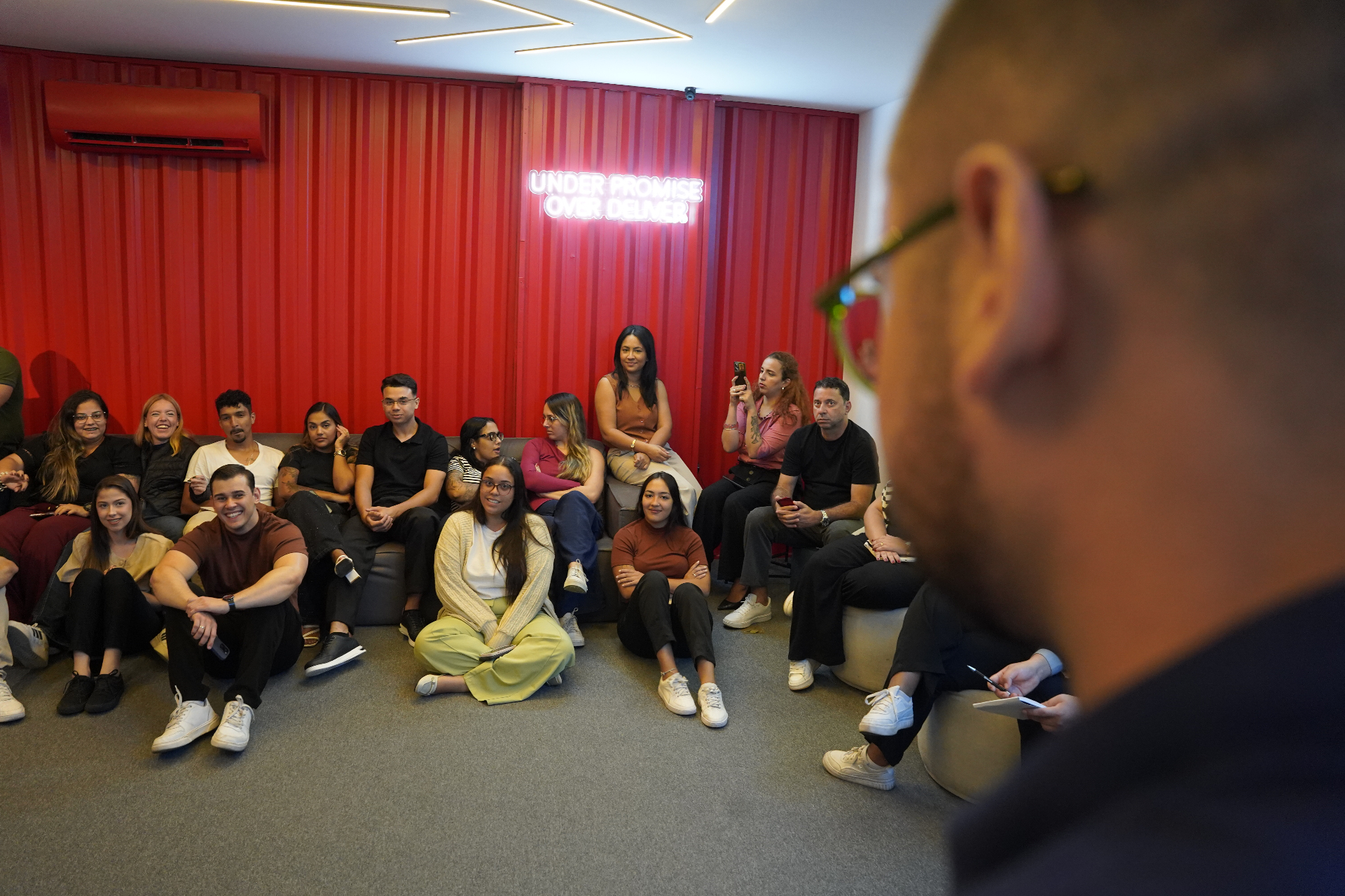 Equipe diversa em momento de interação no escritório